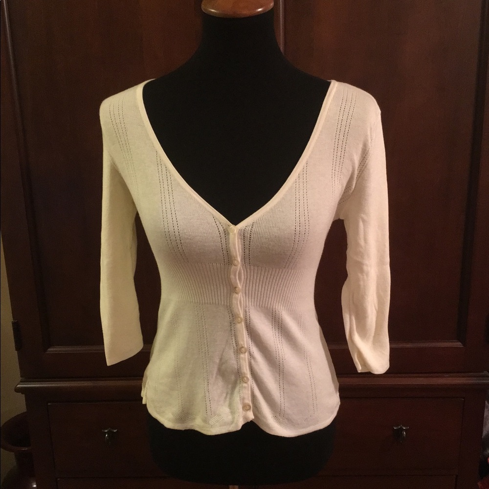 DNKY UNIQUE cream 3/4 sleeve v- neck sweater, sz S